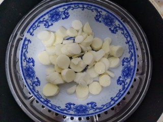 2、山药小饼,山药削皮切成片上锅蒸熟