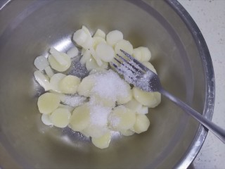 3、山药小饼,蒸熟后加入白砂糖