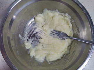 4、山药小饼,用叉子压成山药泥