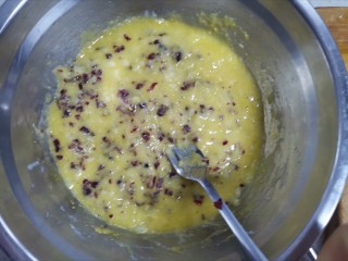 5、山药小饼,打入一个鸡蛋，加入酵母和切碎的蔓越莓干，搅拌均匀