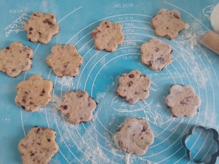 10、山药小饼,发酵好后取出来揉面排气擀成薄饼，用模具压成小花形状