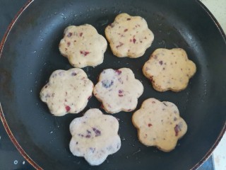 13、山药小饼,开小火，把发酵好的小饼放入平底锅中小火煎