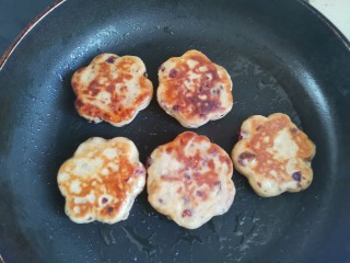 14、山药小饼,煎制两面金黄熟透，用铲子轻轻按压小饼，能够快速回弹就是熟了