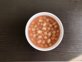 2、牛奶花生露,花生洗净提前浸泡一夜