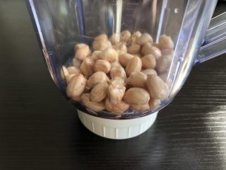 3、牛奶花生露,捞出放入料理机中