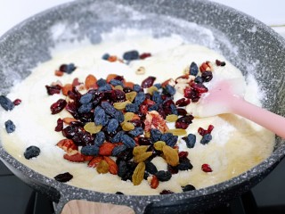 6、预热圣诞节  蔓越莓雪花酥,再加入果仁类，这时将煤气关火。