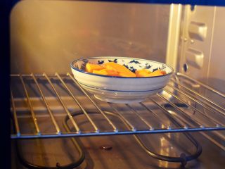 2、南瓜蒸蛋糕,南瓜去皮洗净切成薄片,放入蒸汽烤箱蒸熟。如果没有可用锅蒸熟。