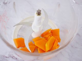 3、南瓜蒸蛋糕,取出蒸好的南瓜,放入料理机中,蒸出来的水不要加入