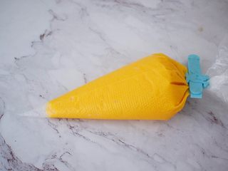 9、南瓜蒸蛋糕,把打好的南瓜泥装入裱花袋中