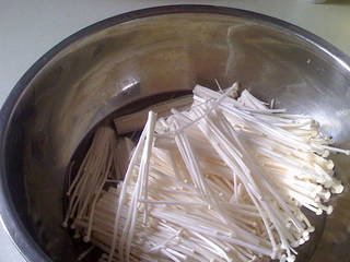 2、剁椒金针菇,金针菇切去头撕碎，再清洗干净