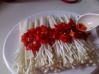 3、剁椒金针菇,洗净的金针菇码上盘，放上剁椒