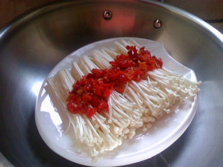 4、剁椒金针菇,上锅大火蒸5分钟