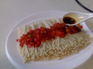 5、剁椒金针菇,蒸好的金针菇出锅，淋入蒸鱼豉油