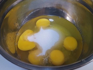 1、网红木质盒子蛋糕????,打蛋盆里放入全蛋和细砂糖