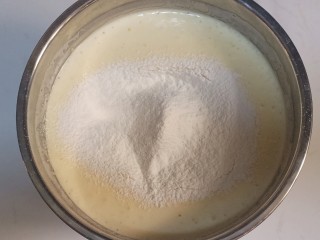 4、网红木质盒子蛋糕????,低筋粉分次筛入到蛋液糊中