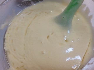 6、网红木质盒子蛋糕????,取一小部分面糊与油混合均匀