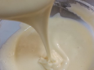 7、网红木质盒子蛋糕????,大概是这样的状态，一定要混合均匀，充分融合，直到看不到油为止