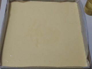 9、网红木质盒子蛋糕????,面糊倒入铺好油纸的方形烤盘中，震出大气泡