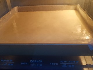 10、网红木质盒子蛋糕????,将烤盘放进提前预热好的烤箱，中下层，160－170度烤半个小时