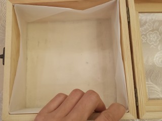 13、网红木质盒子蛋糕????,把木质盒子用油纸做个内衬，四周和底都要包上，如图