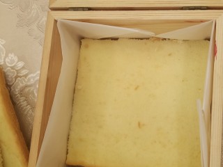 14、网红木质盒子蛋糕????,放入一片裁好尺寸的面包片，我的蛋糕配方正好裁了四片，也就是可以做两个这个蛋糕盒子