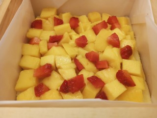 15、网红木质盒子蛋糕????,再铺上一层芒果粒和草莓粒。