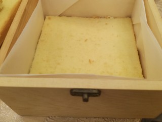 16、网红木质盒子蛋糕????,挤上奶油再上面铺一片蛋糕片