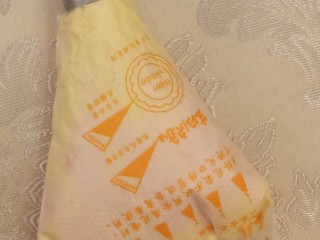 17、网红木质盒子蛋糕????,淡奶油加糖打发好，调成淡粉，淡黄和淡橙色，装进裱花袋中