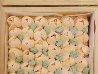 20、网红木质盒子蛋糕????,再用绿色奶油挤出叶子来