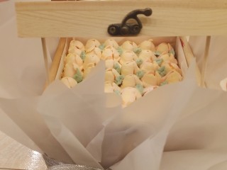 21、网红木质盒子蛋糕????,最后用两个做棒棒糖蛋糕的木棒撑着盒子上盖，周围用雪梨纸或者透明包装纸包一下，最后用丝带捆绑好