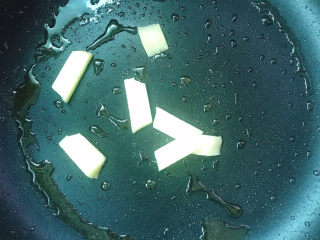 5、炖鸡汤,下姜片炒香