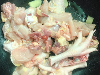 6、炖鸡汤,放入鸡块