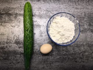1、小清新黄瓜鸡蛋饼,准备好所有食材