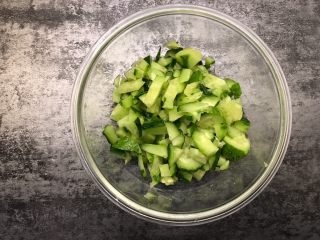 2、小清新黄瓜鸡蛋饼,黄瓜洗净切块