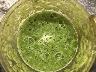 3、小清新黄瓜鸡蛋饼,放入辅食机里打成泥