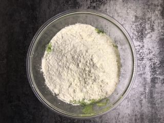 4、小清新黄瓜鸡蛋饼,加入面粉