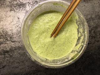 5、小清新黄瓜鸡蛋饼,用筷子搅拌均匀