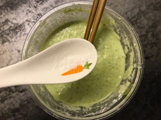 6、小清新黄瓜鸡蛋饼,加入适量盐搅拌均匀