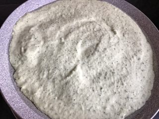 7、小清新黄瓜鸡蛋饼,平底锅抹上少许油，倒入面糊