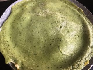 11、小清新黄瓜鸡蛋饼,盖上锅盖，小火煎熟