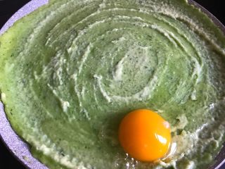 9、小清新黄瓜鸡蛋饼,在黄瓜面皮上打入一个鸡蛋