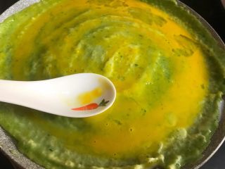 10、小清新黄瓜鸡蛋饼,用勺子底部将鸡蛋摊均