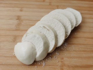 1、烤馒头片,家里仅剩的一个大馒头，被我切了大小不等的八片馒头片，准备做成五种口味的烤馒头片。