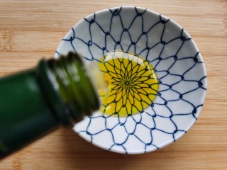 2、烤馒头片,小碗里倒入些橄榄油。