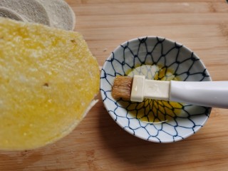 3、烤馒头片,将所有馒头片正反两面都刷上橄榄油。