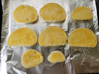 4、烤馒头片,刷好油的馒头片摆入烤盘中。