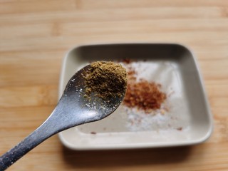 5、烤馒头片,加入一勺孜然粉。