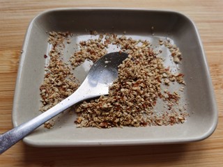 6、烤馒头片,熟芝麻用擀面杖压碎，也加入小碟里，把这些调料混合。