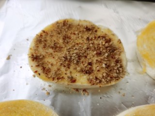 7、烤馒头片,将混合好的烧烤料撒到馒头片上。