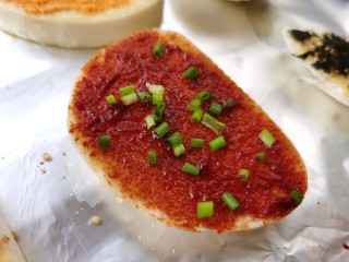 8、烤馒头片,别忘了给它撒上几粒小葱花。